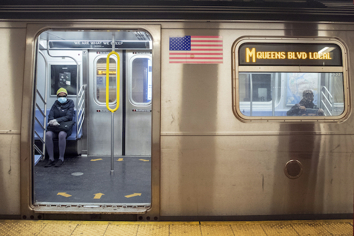 Pasajeros con mascarillas viajan en un tren de la ruta M el viernes 10 de abril de 2020, en Nueva York.