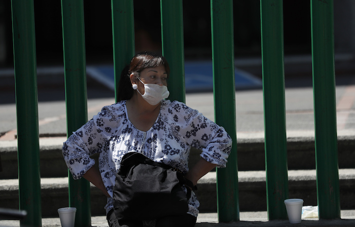 Una pariente de un enfermo espera afuera de un hospital público que está tratando a personas infectadas con el nuevo coronavirus, en la Ciudad de México, el sábado 11 de abril de 2020.