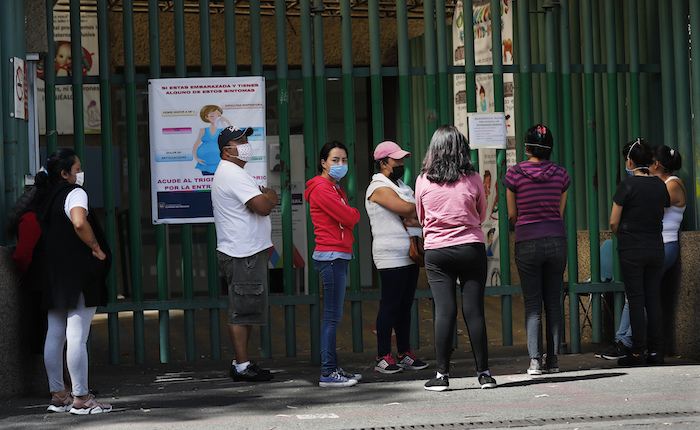 Usando máscaras, los familiares de los pacientes esperan afuera del hospital público La Perla, que está tratando a personas infectadas con el nuevo coronavirus, en la Ciudad de México, el domingo 12 de abril de 2020. 