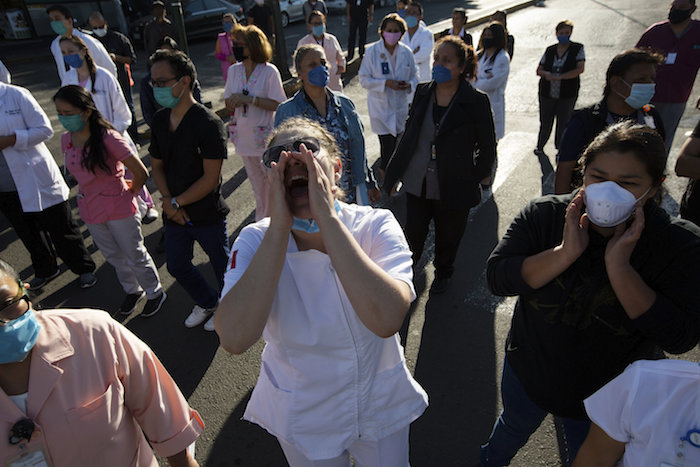 Trabajadores de salud exigen equipo de protección durante una protesta afuera de un hospital público en la Ciudad de México, el lunes 13 de abril de 2020.