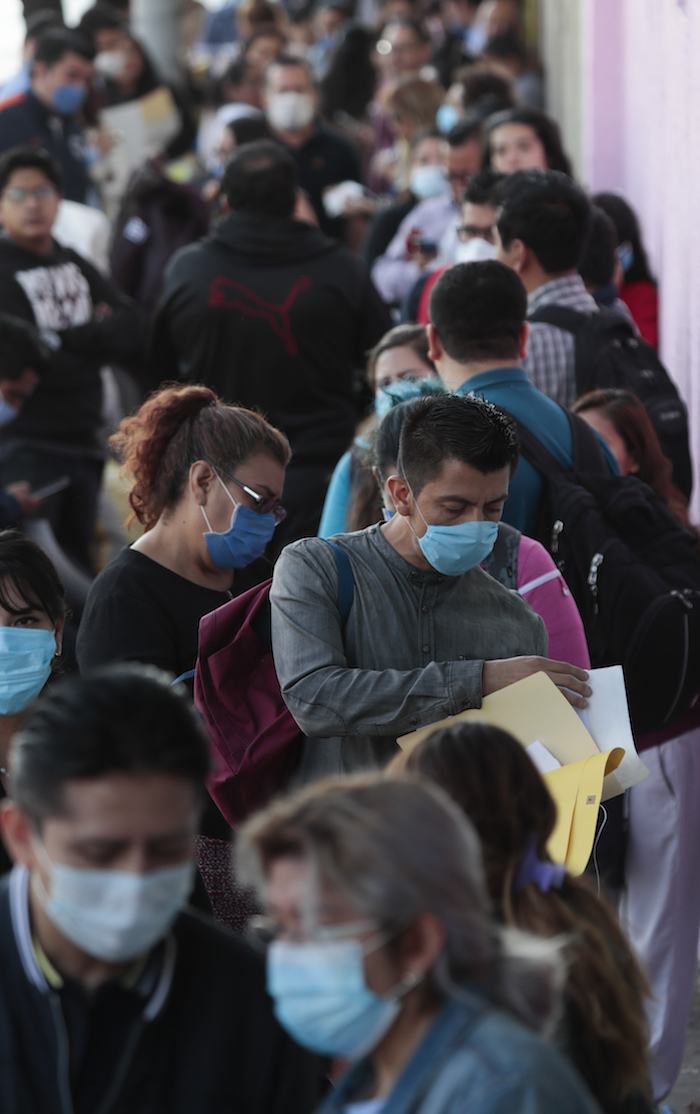 Cientos de personas hacen fila afuera del sindicato nacional de trabajadores de la salud para solicitar empleo en la Ciudad de México, el martes 14 de abril de 2020.