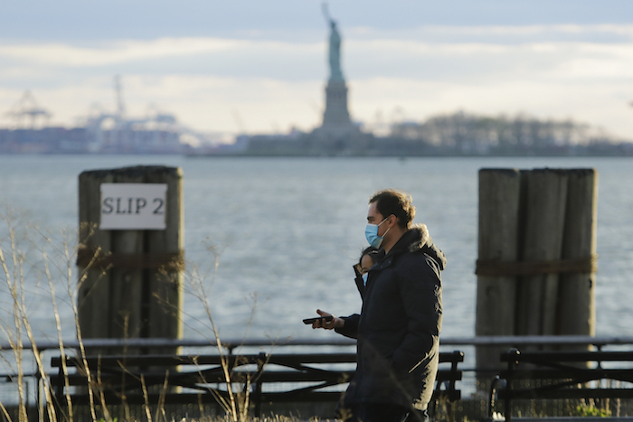 Personas con máscaras en la ciudad de Nueva York el 18 de abril del 2020.