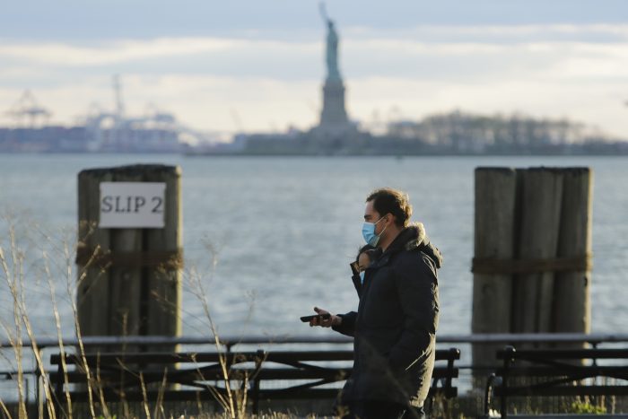 Personas Con Máscaras En La Ciudad De Nueva York El De Abril Del