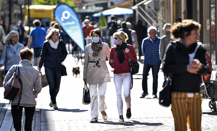 Varias personas caminan en una zona comercial de Gelsenkirchen, Alemania, una vez que a algunos negocios pequeños se les permitió abrir sus puertas, el lunes 20 de abril de 2020.