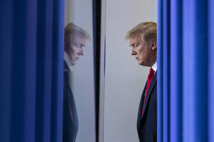 Presidente Donald Trump Arriba a La Sala De Prensa De La Casa Blanca Washington Para Hablar Sobre El Coronavirus De Abril De