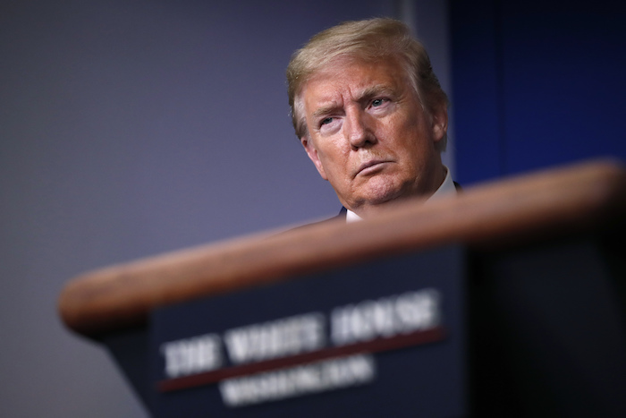 En Esta Imagen Del De Abril De El Presidente Donald Trump Escucha Durante Su Informe Sobre El Coronavirus En La Sala De Prensa James Brady De La Casa Blanca En Washington