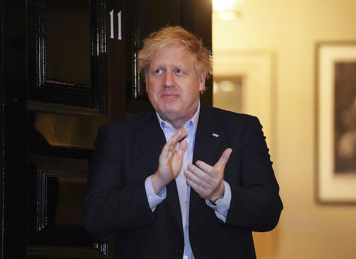 En esta fotografía del jueves 2 de abril de 2020, el Primer Ministro británico Boris Johnson aplaude afuera de su casa en el número 11 de Downing Street para elogiar a los héroes locales que combaten el coronavirus, en Londres. Foto: Pippa Fowles, 10 Downing Street vía AP