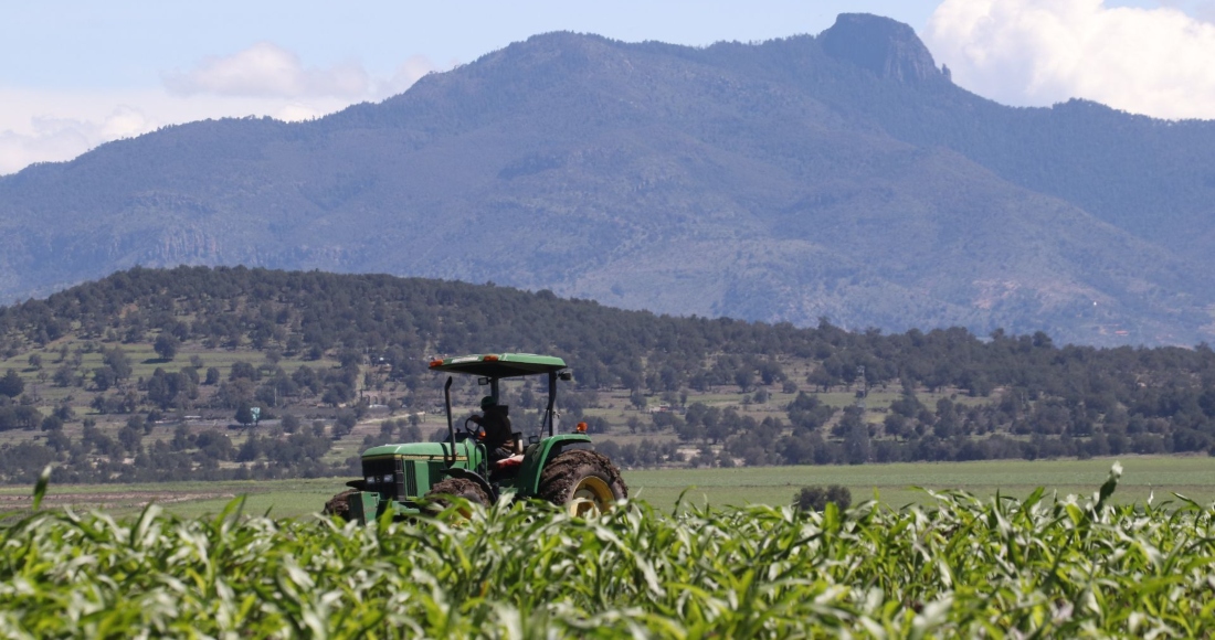 campesino-tractor-tlaxcala-campo