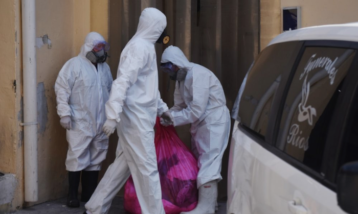 El personal de las funerarias usa trajes de protección. Foto: Rey R. Jauregui, La Verdad de Juárez