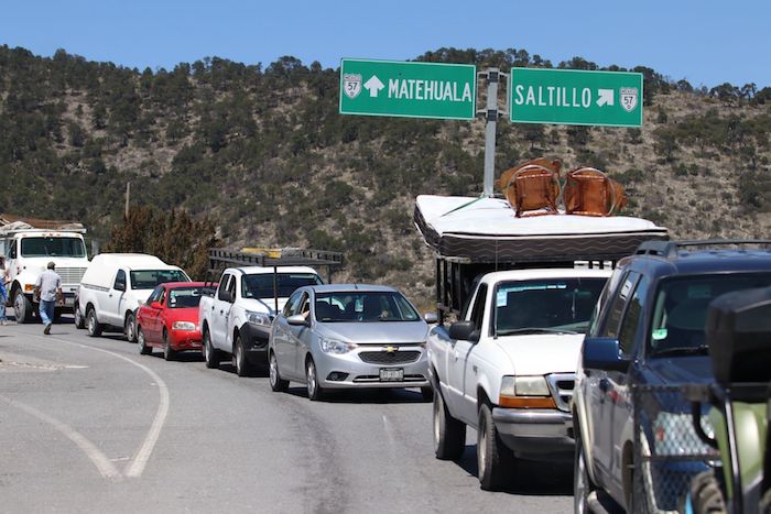 Retén en San Antonio de las Alazanas, Coahuila, por posible caso de COVID-19.