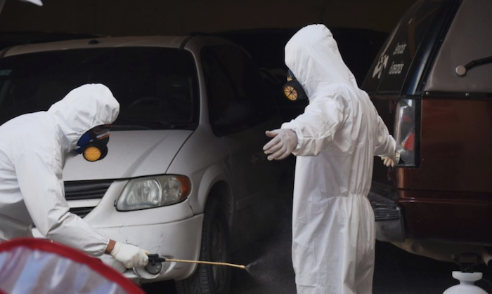 Quienes se encargan del tratamiento de los cuerpos tratan de tomar medidas de precaución para evitar contagios. Foto: Rey R. Jauregui, La Verdad de Juárez