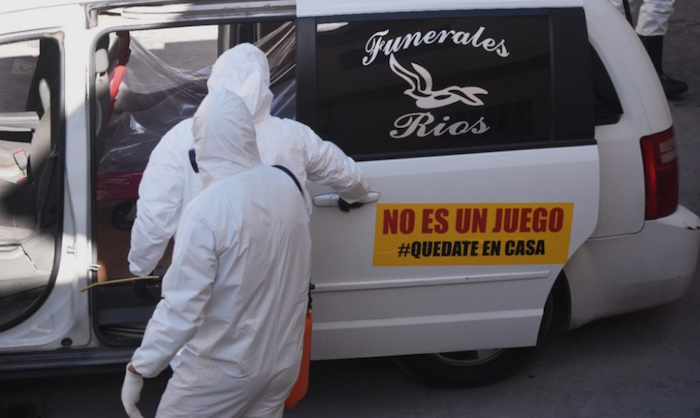 "No es un juego", se lee en el letrero de una de las carrozas fúnebres. Foto: Rey R. Jauregui, La Verdad de Juárez