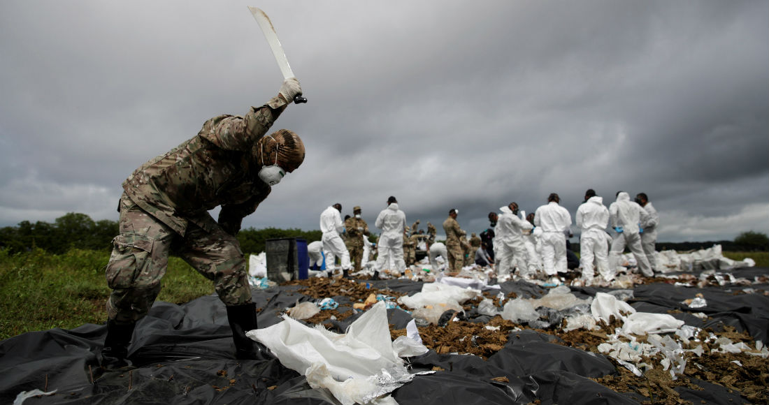 Unidades del Servicio Nacional de Fronteras (Senafront) de Panamá destruyen droga correspondiente a incautaciones realizadas entre junio y septiembre de 2019, en la desembocadura del río Bayano en Chepo, Panamá. Foto: EFE/Bienvenido Velasco/ Archivo