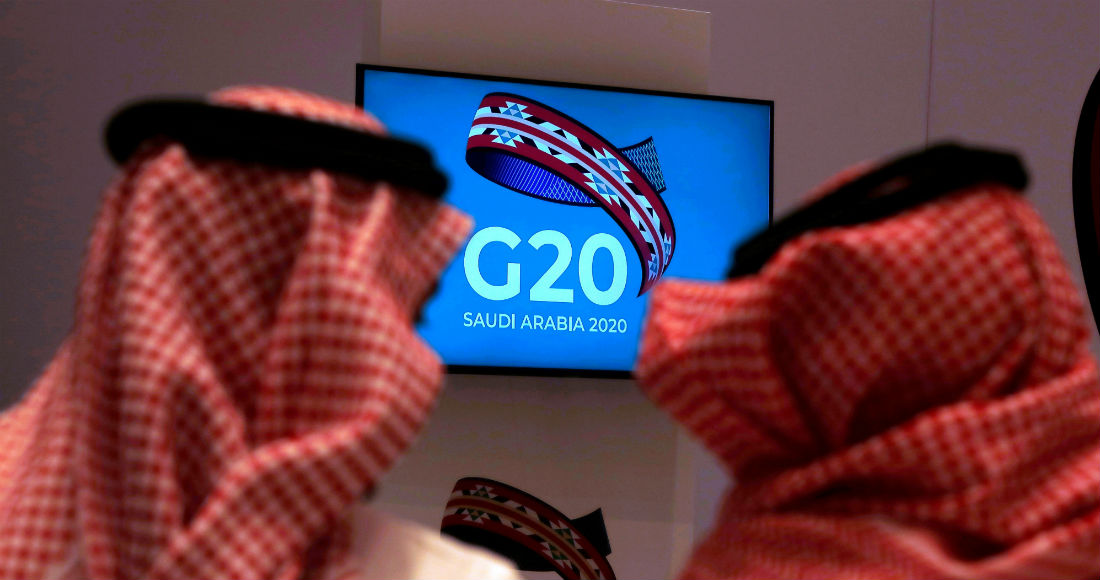 Hombres sauditas se sientan en el centro de medios durante la reunión de los ministros de finanzas y gobernadores de los bancos centrales de los miembros del Grupo de los Veinte (G20) en Riad, Arabia Saudita.