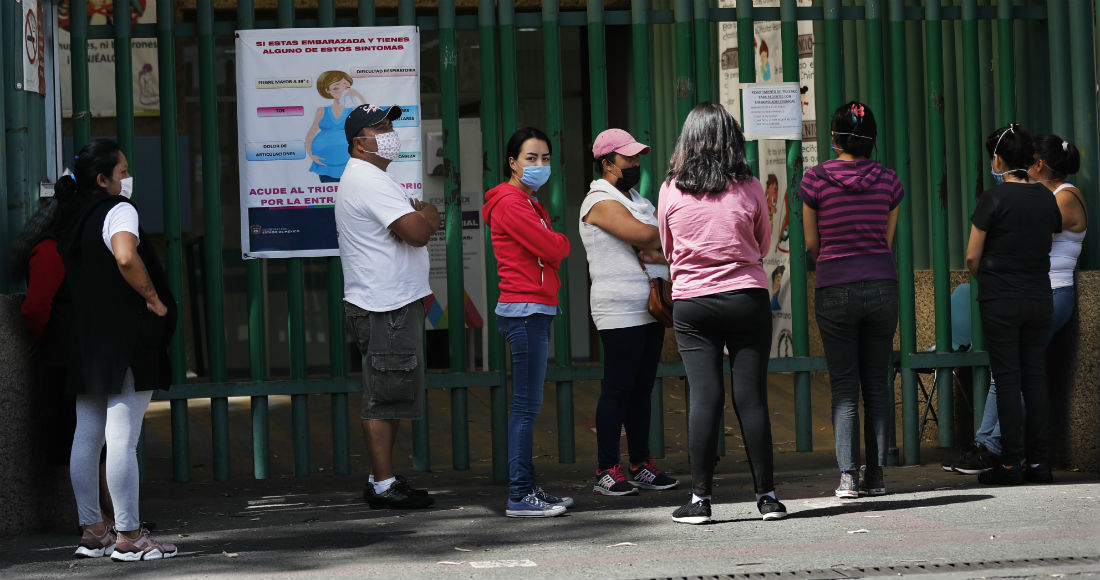 Usando máscaras, los familiares de los pacientes esperan afuera del hospital público La Perla, que está tratando a personas infectadas con el nuevo coronavirus, en la Ciudad de México, el domingo 12 de abril de 2020.