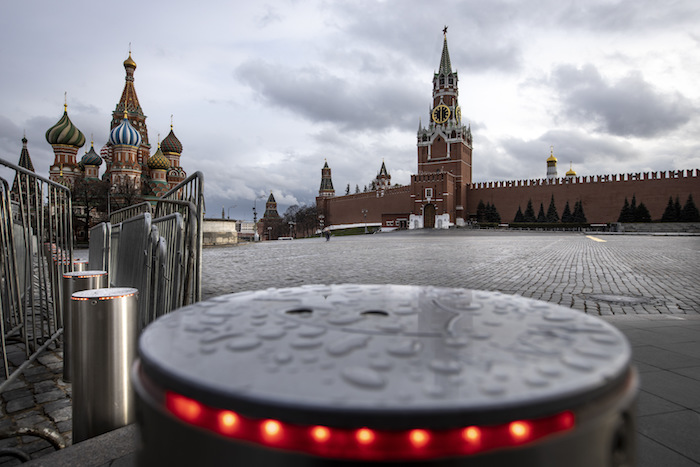 En una Plaza Roja casi vacía se ven la catedral de San Basilio, la torre de Spasskaya, a la derecha, y una cerca de seguridad después tras algo de lluvia a las 18:00 el viernes 24 de abril de 2020 en Moscú, Rusia.