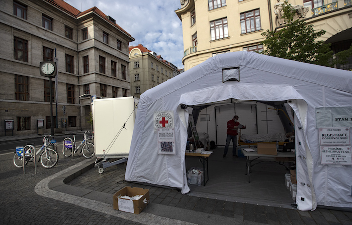 Una tienda de Cruz Roja para registrar voluntarios que ayuden a combatir la expansión del coronavirus, colocada ante el Ayuntamiento de Praga, República Checa, fotografiada a las 18:00 del viernes 24 de abril de 2020.