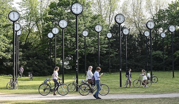 Gente con bicicletas en el parque de los relojes de Düsseldorf, Alemania, a las 18:00 del viernes 24 de abril de 2020.