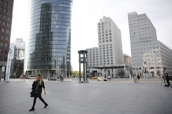 Una mujer camina por la plaza Postdamer de Berlín, a las 18:00 del viernes 24 de abril de 2020.