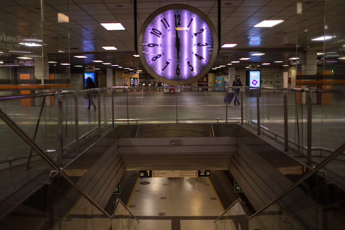 Gente caminando por una estación de tren casi vacía en Barcelona, España a las 18:00 del viernes 24 de abril de 2020, durante la cuarentena para frenar el contagio del coronavirus. 