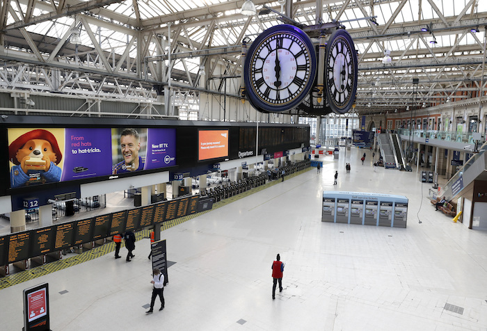 La zona bajo el reloj de la estación de tren de Waterloo, uno de los puntos de encuentro más famosos de Londres, se ve casi vacía a las 18:00 del viernes 24 de abril de 2020. 