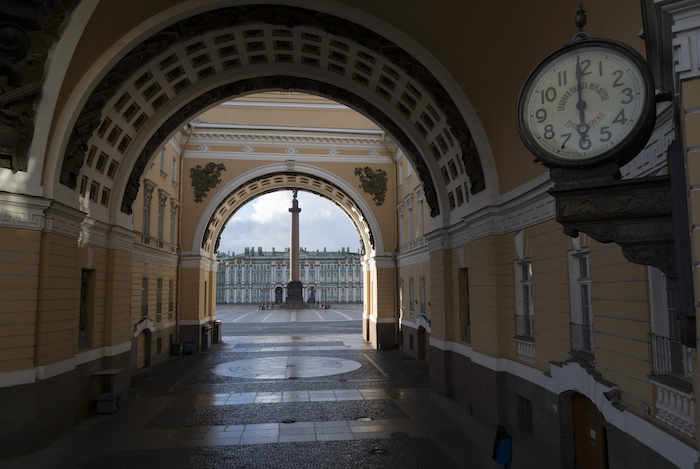 La Plaza del Palacio se ve vacía a través del arco del Edificio de Personal General en San Petersburgo, en Rusia, a las 18:00 del viernes 24 de abril de 2020. 