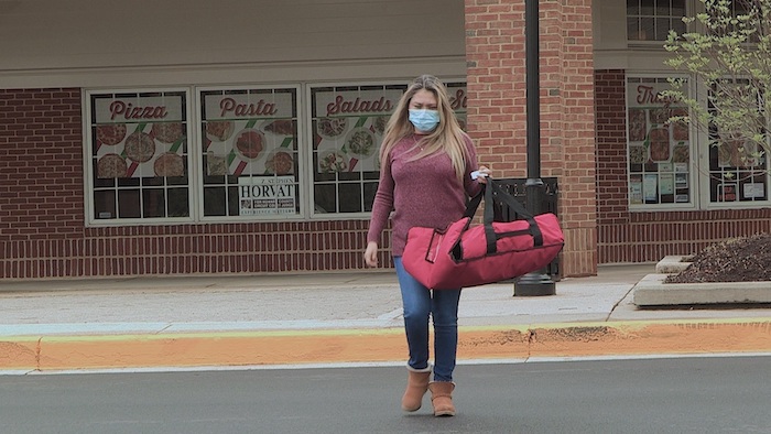 La salvadoreña Claudia Ramírez fue registrada al hacer entregas de comida, durante la actual pandemia por el COVID-19, en Columbia (Maryland, EU). 