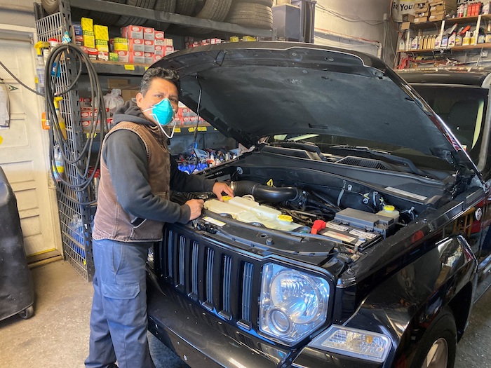 El mexicano Abraham Bello fue registrado al trabajar en su taller, durante la actual pandemia por la COVID-19, en Harrison (Nueva York, EU). 