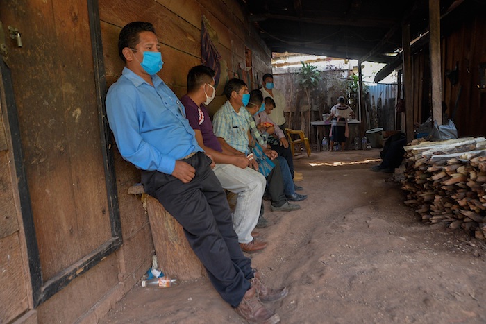 Fotografía del 12 de mayo de 2020, que muestra a indígenas que permanecen en cuarentena en sus hogares en la comunidad de Chilón, en el estado de Chiapas (México).