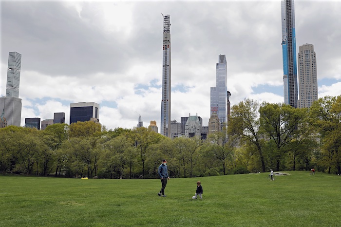 Un Padre Juega Futbol Con Su Hijo En Central Park En Nueva York eu