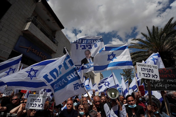 Manifestantes a Favor Y En Contra Del Juicio Al Primer Ministro De Israel