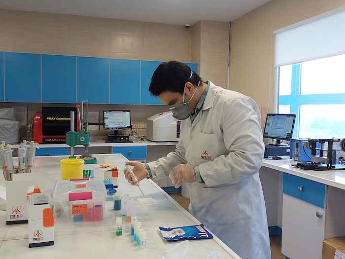 Un trabajador de la compañía Pishtaz Teb Zaman, que está produciendo los test de diagnóstico PCR y serológico.