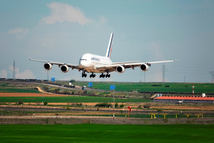 Avion airbus aterriza pista