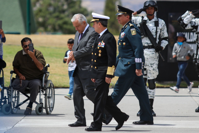 Amlo militares caminan