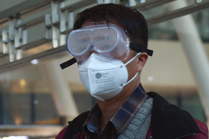 Un Viajero Porta Una Mascarilla Y Gafas Protectoras Mientras Espera Un Tren Para Viajar a Beijing En La Ciudad De Wuhan China El Miércoles De Abril De