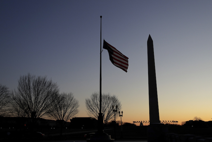 Una bandera de EU ondea al revés al soltarse uno de sus extremos en un monumento conmemoratorio de la Segunda Guerra Mundial en Washington el 19 de diciembre del 2019.