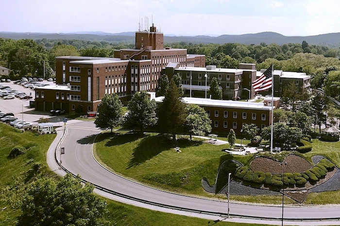 Esta fotografía de archive de mayo de 2018 muestra una panorámica aérea de la Casa Hogar para Soldados Holyoke, en Holyoke, Massachusetts.