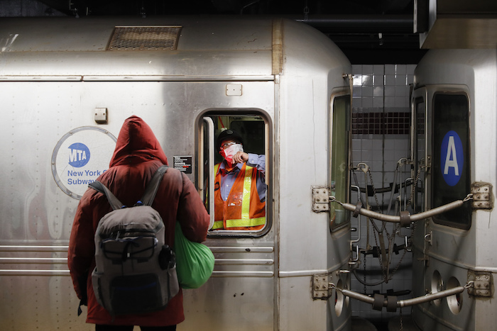 Un Empleado De La Autoridad Metropolitana Del Transporte mta Espera En El área De Conductores De Un Vagón Del Metro Mientras Agentes De La Policía De Nueva York Y La Mta Despiertan a Pasajeros Dormidos Y Los Dirigen a La Salida De La Estación th Street A train El Jueves De Abril De En Manhattan Nueva York