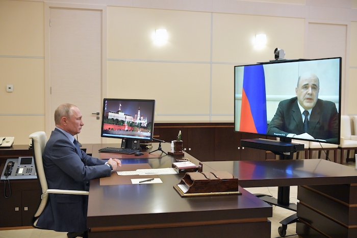 El Presidente ruso Vladimir Putin escucha al Primer Ministro Mikhail Mishustin durante una videollamada en Moscú, Rusia, el jueves 30 de abril de 2020.