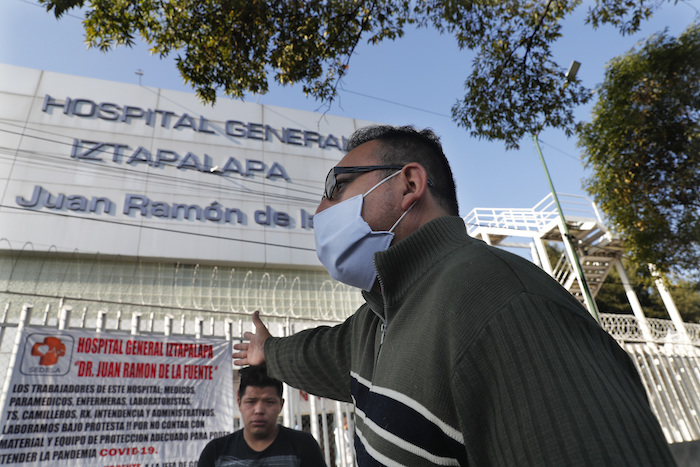 Efrén Arismendi protesta por la muerte de su cuñado Francisco Zamora Tey por COVID-19 afuera del Hospital General Iztapalapa, en la Ciudad de México, el domingo 3 de mayo de 2020.