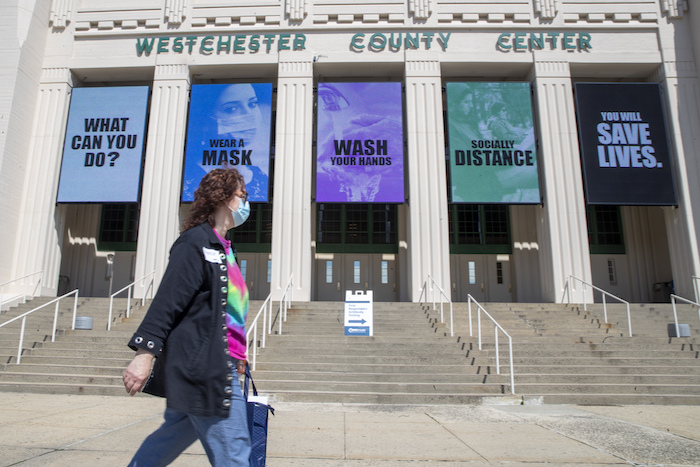 Una persona camina frente un centro comunitario en White Plains, Nueva York, el 4 de mayo del 2020.