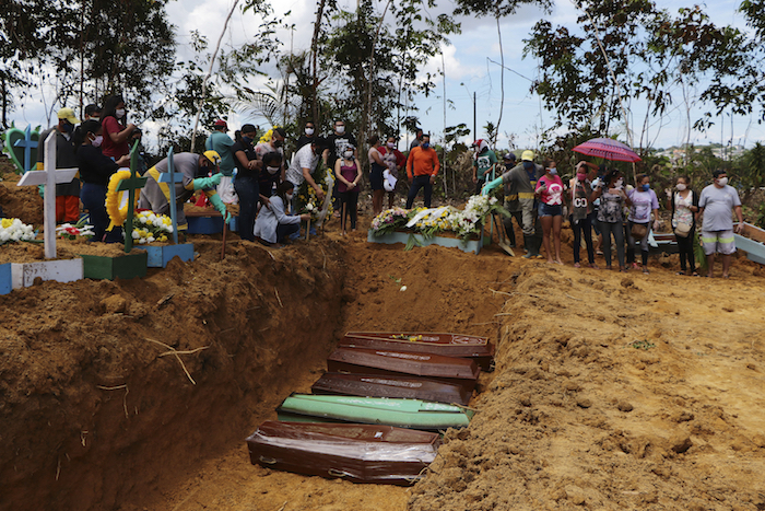 En Esta Imagen Tomada El De Abril De Familiares Asisten a Un Entierro Múltiple En El Cementerio Nossa Senhora Aparecida En Manaos En El Estado De Amazonas Brasil El Cementerio Realiza Entierros En Fosas Comunes Ante El Elevado Número De Decesos Por El Covid Dijo Un Funcionario