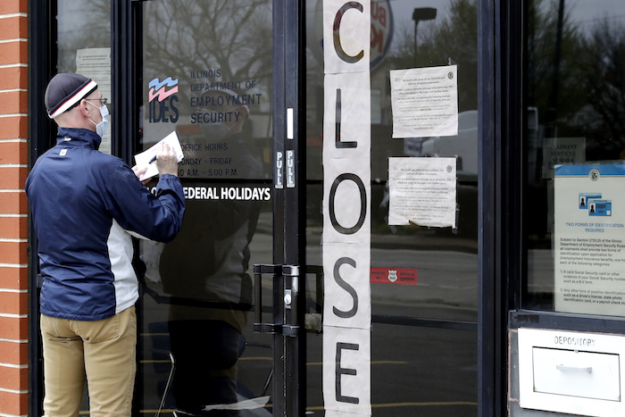 Un hombre apunta unos datos frente a una oficina de empleo en Chicago, el 30 de abril de 2020. 