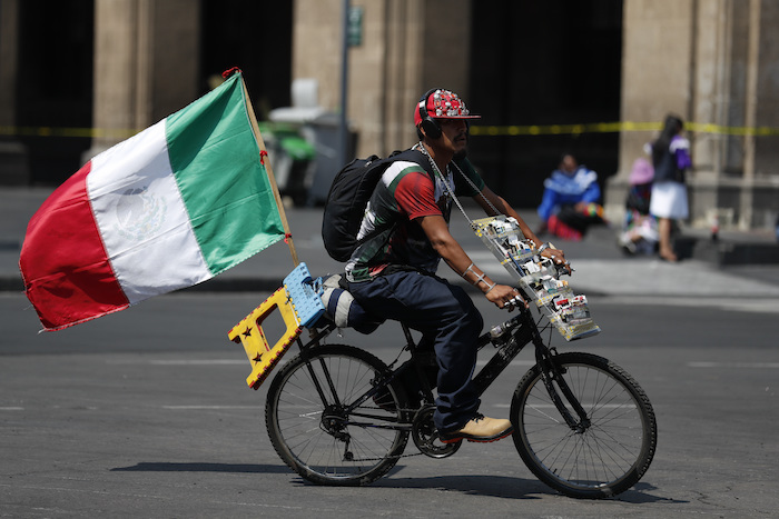 Un Vendedor De Cigarrillos Maneja Una Bicicleta En La Plaza Del Zócalo De La Ciudad De México El Lunes De Mayo De