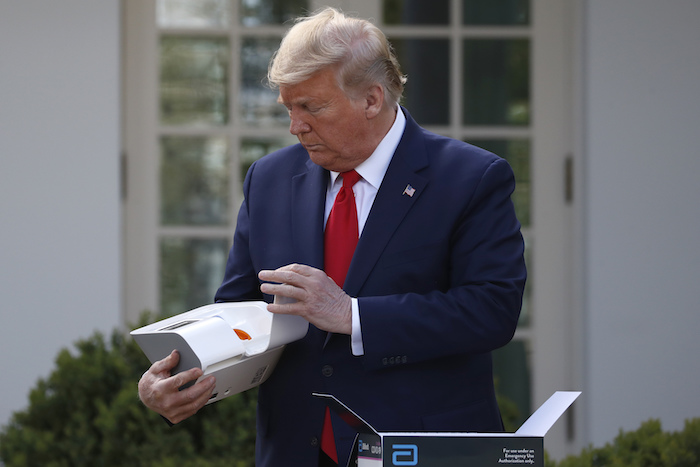 En Esta Imagen Del De Marzo De El Presidente Donald Trump Abre Una Caja Que Contiene Una Prueba De Minutos Para Detectar Covid De Abbott Laboratories Mientras Stephen Hahn Comisionado De La Administración De Alimentos Y Medicamentos Habla Sobre El Coronavirus En La Casa Blanca En Washington