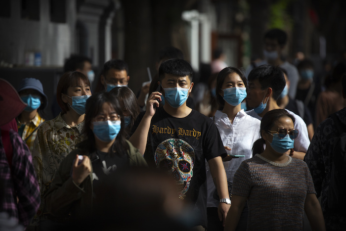 Personas Con Mascarillas Para Reducir Los Contagios De Coronavirus Caminan En Una Calle Comercial En Beijing El Sábado De Mayo De