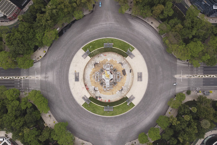 El monumento y la rotonda del Ángel de la Independencia se encuentra privado de tráfico en el icónico Paseo de la Reforma de la Ciudad de México, mientras México se enfrenta a su cierre para ayudar a frenar la propagación del nuevo coronavirus, el domingo 17 de mayo de 2020. 