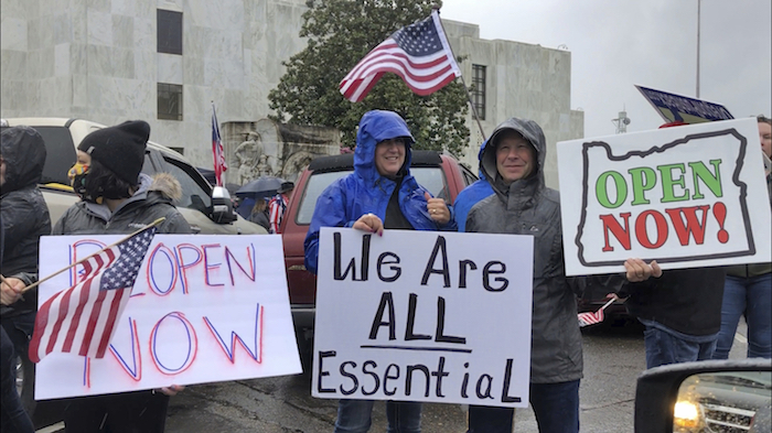 En Esta Imagen De Archivo Tomada El De Mayo De Un Grupo De Personas Protestan Con Carteles Contra La Decisión Ejecutiva De La Gobernadora De Oregon Kate Brown De Paralizar Gran Parte De La Economía Del Estado E Imponer La Distancia Social En Un Esfuerzo Por Frenar La Pandemia Del Coronvirus En Una Protesta En El Exterior Del Capitolio Estatal En Salem Oregon