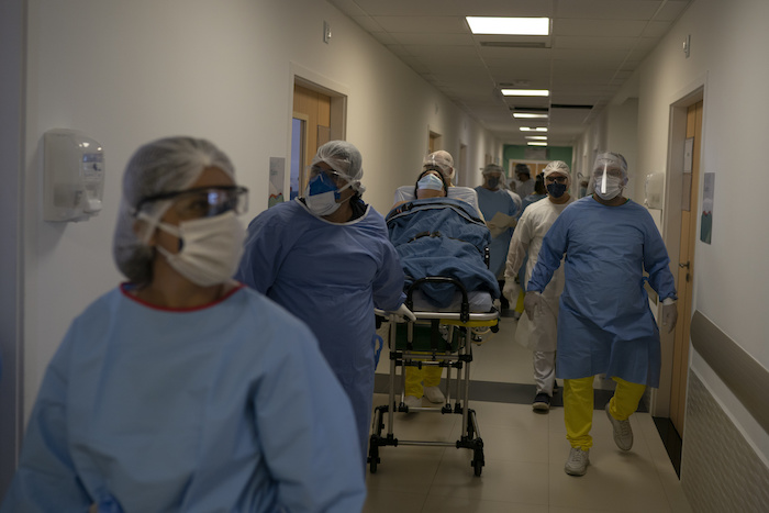 Trabajadores médicos trasladan a la nueva paciente con coronavirus para que sea tratada en el hospital Dr. Ernesto Che Guevara en Marica, Brasil, el jueves 21 de mayo de 2020. 