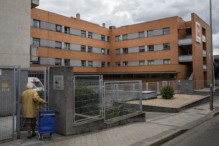 En esta imagen, tomada el 13 de mayo de 2020, vista del Centro de Mayores de Usera en Madrid, España. Trabajadores del centro hablaron de recortes de gastos y personal en la residencia de ancianos donde el brote de coronavirus se cobró 42 vidas.